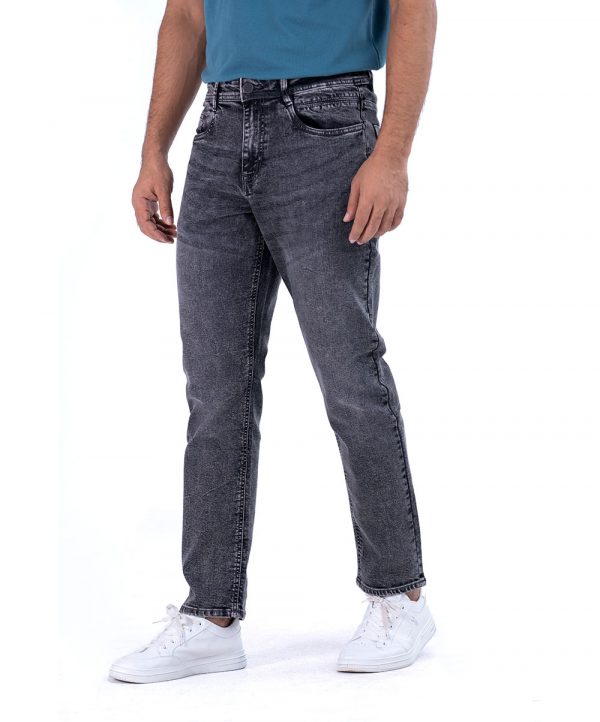 Regular fitted jeans in cotton spandex denim fabric. Five pockets, button fastening on the front and zipper fly.