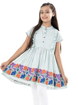 Mint Blue Tunic in Crepe fabric. Feature a round neck with button opening at the front and cap sleeves. Designed with ruffles at the front and gathers from the waistline. Viscose lining in half-body.