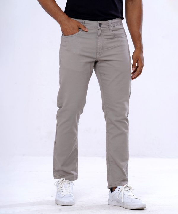 Men's jeans in cotton spandex denim fabric. Five pockets, button fastening on the front and zipper fly.