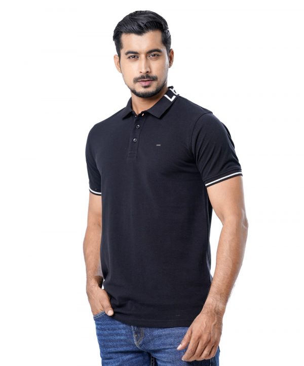 Black Polo in Cotton Pique fabric. Designed with a classic collar and short sleeves. Metal logo attached on the chest