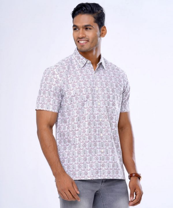 White all-over printed comfort Shirt in slab Cotton fabric. Designed with a classic collar and short sleeves.