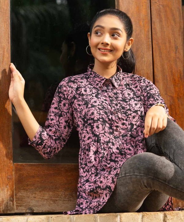 Black ladies Shirt in printed Georgette fabric. Features a classic Collar and roll-up sleeve. Gathers from the waistline. Unlined.