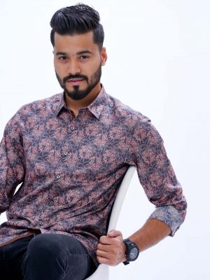 Navy Blue casual shirt in printed Cotton fabric. Designed with a classic collar and long sleeves with adjustable buttons at the cuffs. Slim fit.