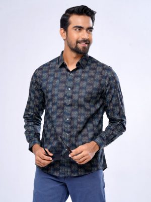 Black shirt in printed Cotton fabric. Designed with a classic collar and long-sleeved with adjustable button at cuffs. Slim fit.