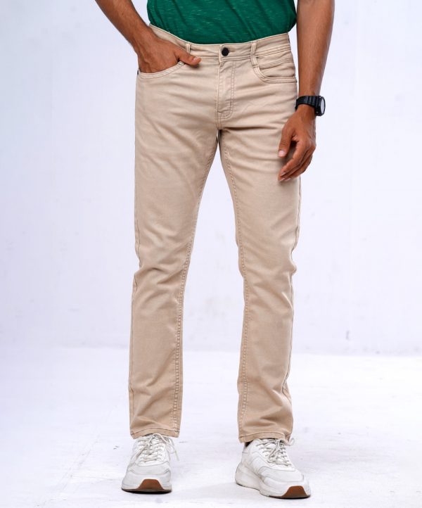 Slim fitted jeans in cotton spandex denim fabric. Five pockets, button fastening on the front and zipper fly.