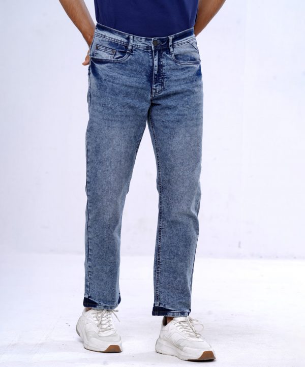 Slim fitted jeans in cotton spandex denim fabric. Five pockets, button fastening on the front and zipper fly.