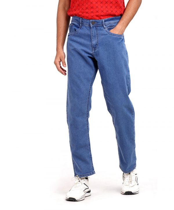 Men's regular fitted jeans in cotton spandex denim fabric. Five pockets, button fastening on the front and zipper fly.