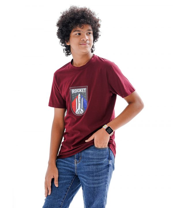 Maroon T-Shirt in Cotton single jersey fabric. Designed with a crew neck, short sleeves and print on the chest.