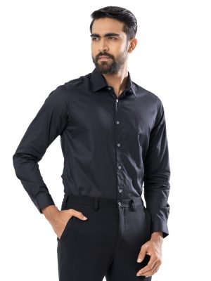 Black business formal shirt in premium-quality Cotton fabric. Designed with a classic collar and long-sleeved with adjustable buttons at cuffs. Regular fit.