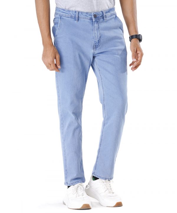 Men's regular fitted jeans in cotton spandex denim fabric. Five pockets, button fastening on the front and zipper fly.