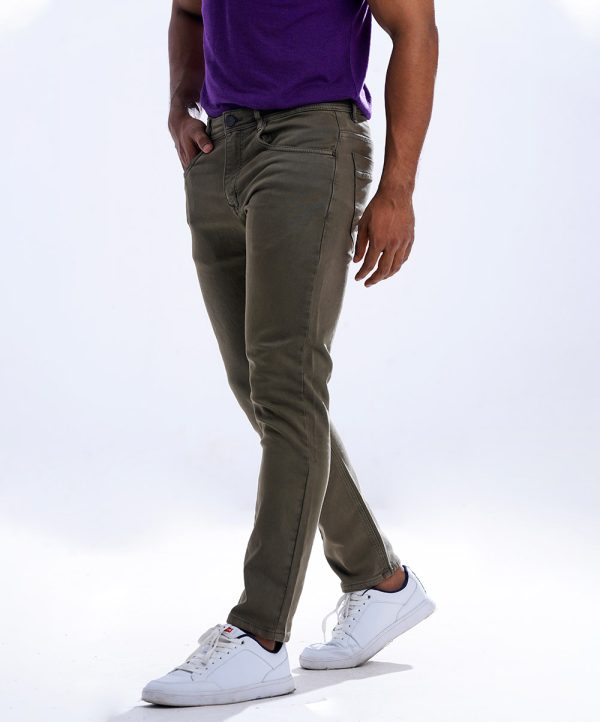 Green slim fitted jeans in cotton spandex denim fabric. Five pockets, button fastening on the front and zipper fly.