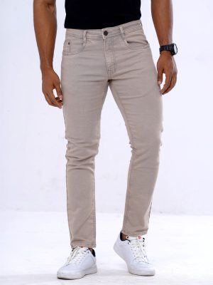 Men's slim fitted jeans in cotton spandex denim fabric. Five pockets, button fastening on the front and zipper fly.