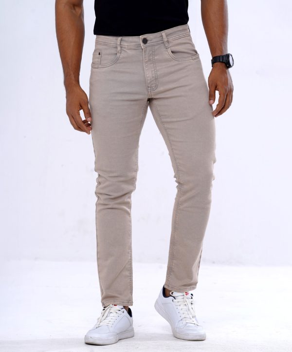 Men's slim fitted jeans in cotton spandex denim fabric. Five pockets, button fastening on the front and zipper fly.