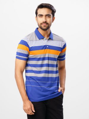 Blue Polo in Cotton single jersey fabric. Designed with a classic collar, and short sleeves. Metal logo attachment on the chest.