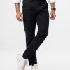 Men's regular fitted jeans in cotton spandex denim fabric. Five pockets, button fastening on the front and zipper fly.