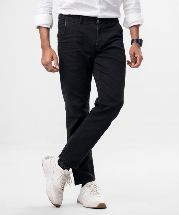 Men's regular fitted jeans in cotton spandex denim fabric. Five pockets, button fastening on the front and zipper fly.