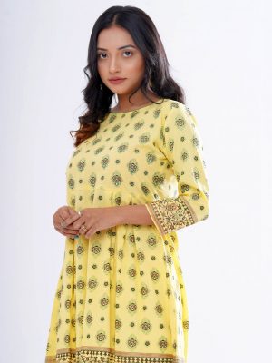 Yellow all-over printed A-line Maternity Tunic in Viscose fabric. Designed with a round neck and three-quarter sleeves. Embellished with embroidery at the top front and box pleats from the waistline.