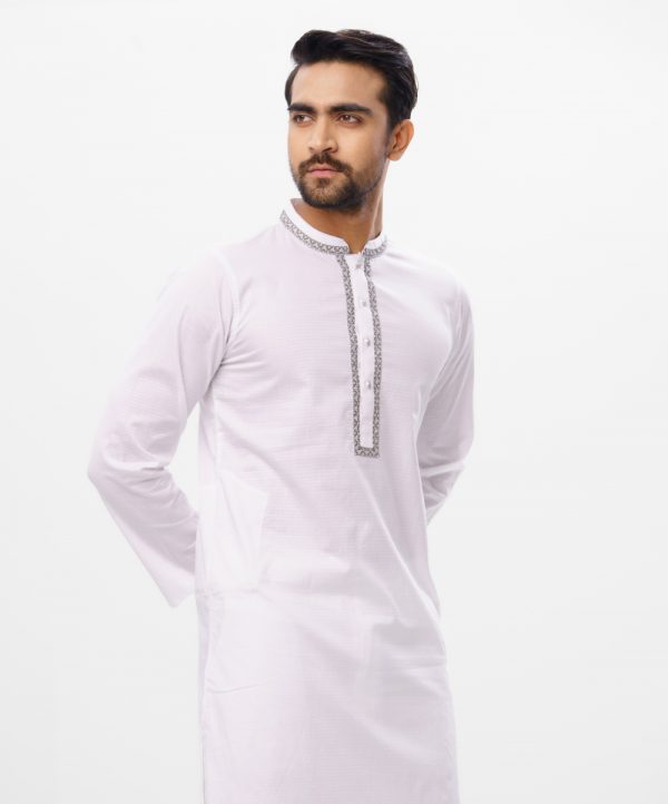 White semi-fitted Panjabi in Jacquard Cotton fabric. Designed with a mandarin collar and matching metal buttons on the placket.