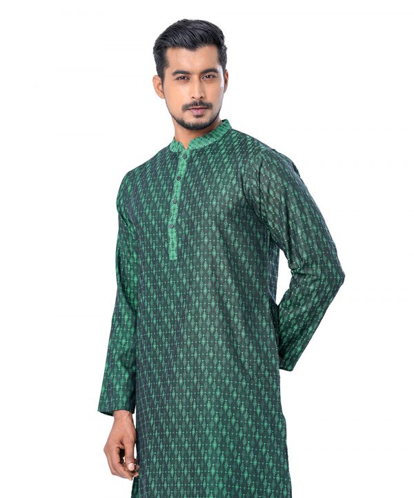 Green fitted Panjabi in Jacquard Cotton fabric. Metal button fastening on the chest.