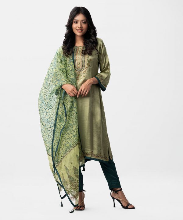 Exclusive Silk & viscose blended salwar kameez from Nargisus by Le Reve. Three-quarter sleeved, karchupi at front. Printed muslin dupatta crepe pajamas.