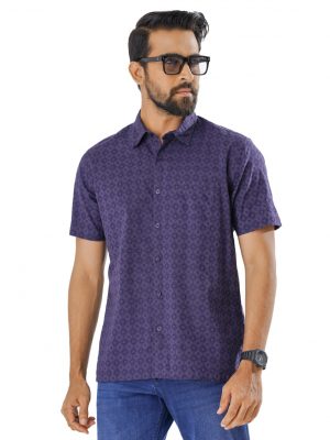 Blue comfort shirt in printed Slab Cotton fabric. Designed with a classic collar, short sleeves and a chest pocket.