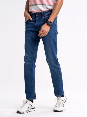 Men's jeans in cotton spandex denim fabric. Five pockets, button fastening on the front and zipper fly.