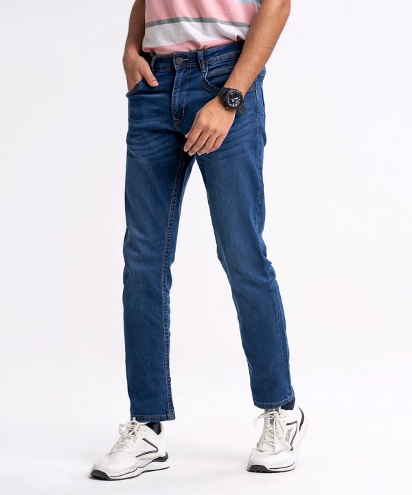 Men's jeans in cotton spandex denim fabric. Five pockets, button fastening on the front and zipper fly.