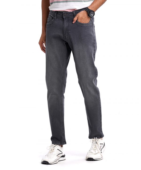 Men's regular fitted jeans in cotton spandex denim fabric. Five pockets, button fastening on the front and zipper fly.