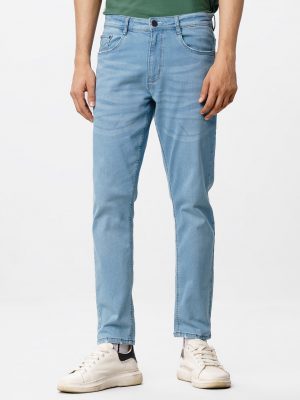 Men's jeans in cotton spandex denim fabric. Five pockets, button fastening on the front and zipper fly.