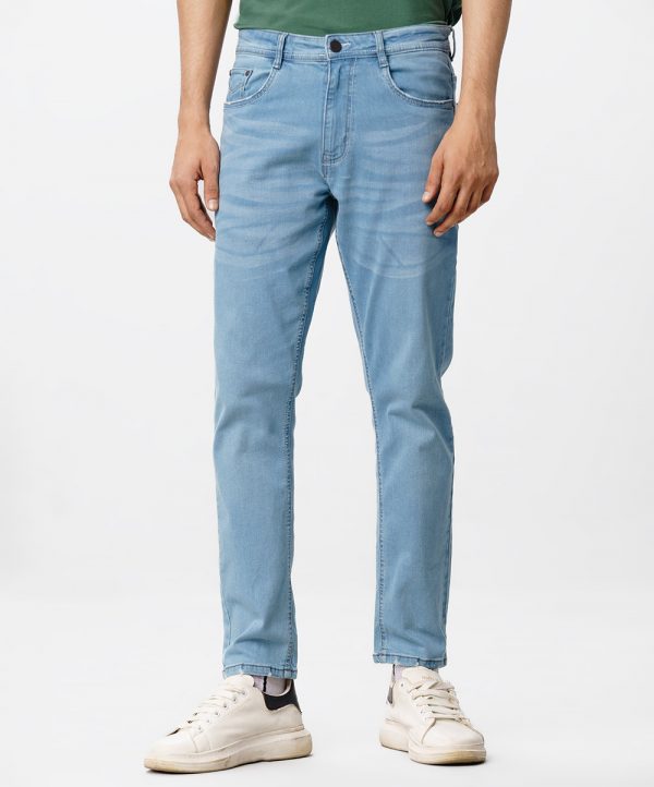 Men's jeans in cotton spandex denim fabric. Five pockets, button fastening on the front and zipper fly.