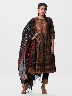 Printed A-line salwar kameez in crepe fabric. Three quarter sleeved, high neck and karchupi with mirror and beads. Half-silk dupatta with pant-style pajamas.