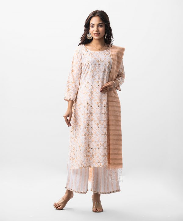 Printed straight salwar kameez in viscose fabric. Three quarter sleeved, boat neck and embroidery. Half-silk dupatta with palazzo pants.