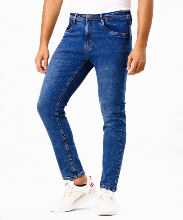 Men's jeans in cotton spandex denim fabric. Five pockets, button fastening on the front and zipper fly.