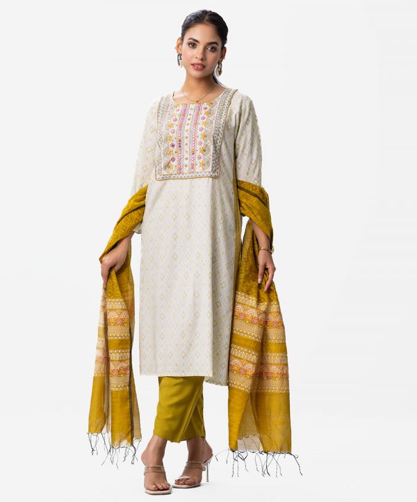 Printed straight salwar kameez in viscose fabric. Three quarter sleeved and karchupi at front. Half-silk dupatta with pant-style pajamas.