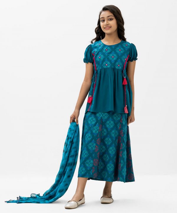 Printed kid girls Ghagra Choli set in viscose fabric. Puff sleeved, round neck top with karchupi and lace work at front. Tie-dye chiffon dupatta with skirt.