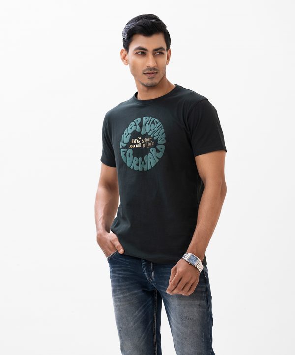 Men's short sleeve t-shirt in cotton single jersey fabric. Crew neck and typographic print at front.