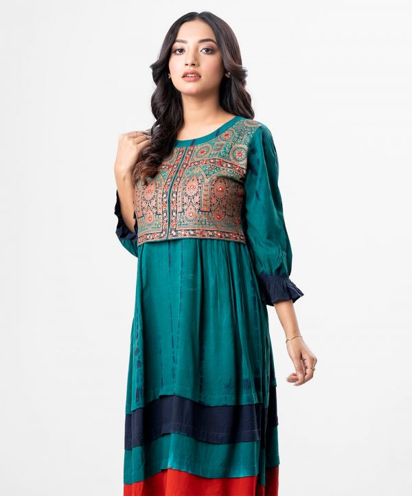 Women's tie-dye printed koti layered style tunic in viscose fabric. Lantern sleeved, high neck and karchupi at front.