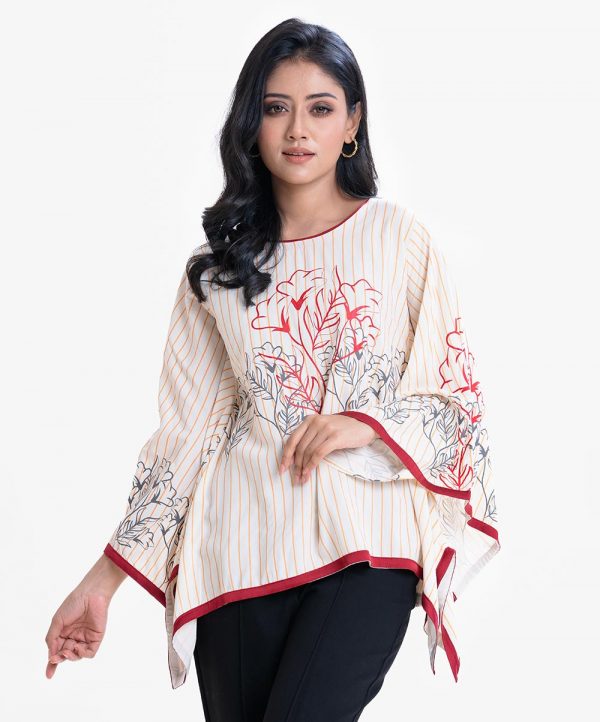 Women's A-line short lenght tunic in printed georgette fabric. Round neck, three-quarter sleeves.