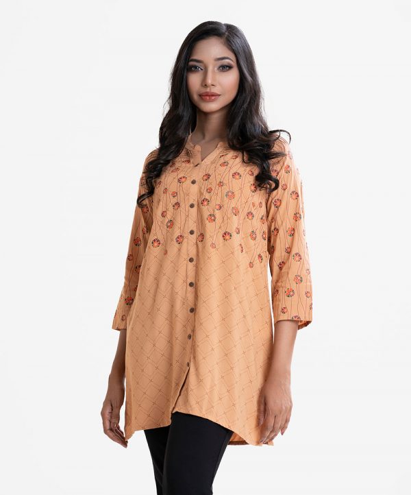 Ladies shirt in printed viscose fabric. Band neck, full-sleeve.