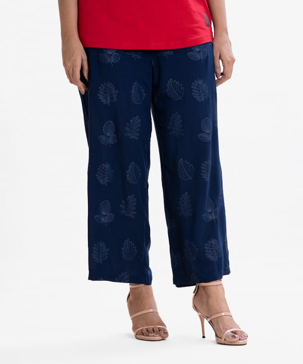 Women's printed casual style palazzo in viscose fabric. Concealed elasticated waistline.