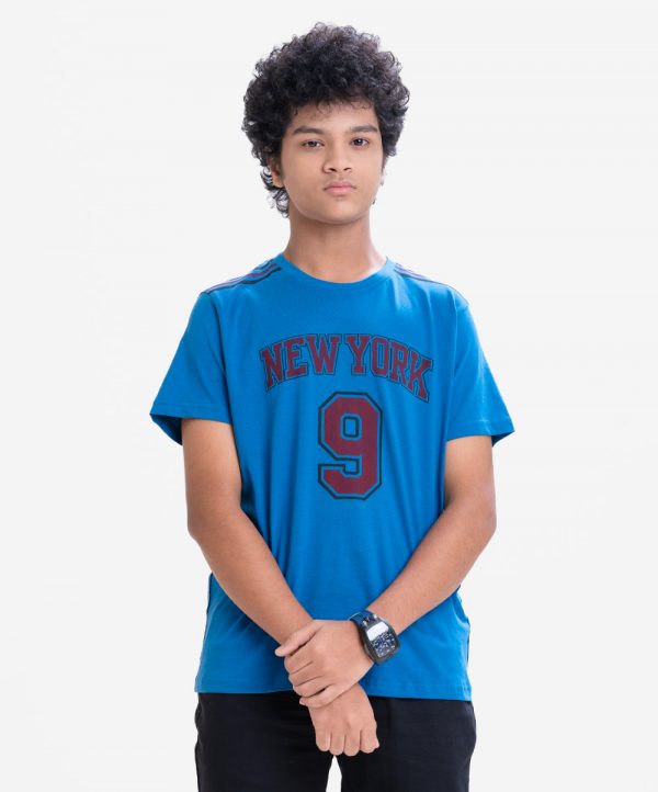 Teen boy short-sleeved t-shirt in cotton single jersey fabric. Round neck and typography printed.