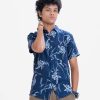 Teen boy's short sleeve shirt in printed cotton fabric. Classic collar with a chest pocket.