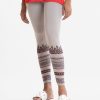 Women's leggings in stretchable cotton knit fabric. Concealed elasticated waistline. Print detail at the leg line.