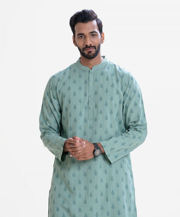 Men's fitted panjabi in viscose fabric. Pin tuck at mandarin collar and button placket.