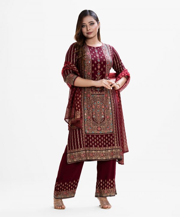 Women's straight salwar kameez in viscose fabric. Round neck, three-quarter sleeves and karchupi at front of kameez. Chiffon dupatta with palazzo pants.