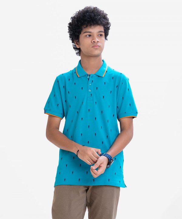 Teen boy short sleeves polo shirt in cotton pique fabric. Classic collar and print attributed.