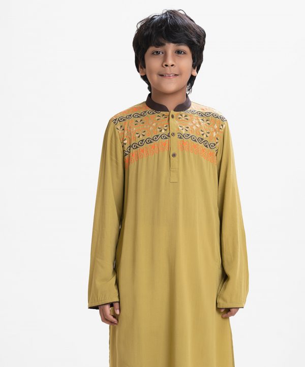 Kids boy printed panjabi in viscose fabric. Mandarin collar and inseam pockets. Karchupi at the front.