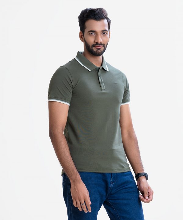 Men's polo shirt in cotton pique fabric. Classic collar, short sleeves and a straight-cut hem.