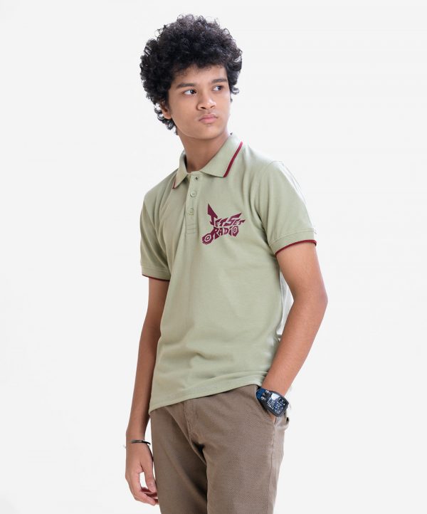 Men's short sleeve polo shirt in cotton pique fabric. Classic coller and typographic print on chest.