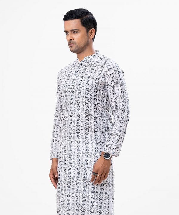 Men's semi fitted panjabi in printed cotton fabric. Mandarin collar and inseam pockets.